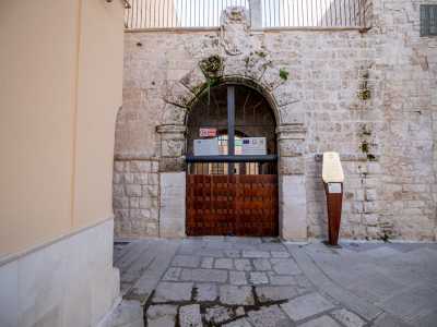 La sua facciata � affiancata dai resti di una torre inglobata in altre costruzioni e la fascia basamentale a bugnato rustico � delimitata da un cordolo. Il portale di accesso seicentesco � a tutto sesto...